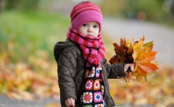Девочка с желтыми осенними листьями