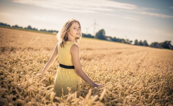 Девушка блондинка в платье в поле