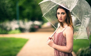 Девушка с прозрачным зонтом