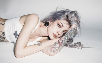Девушка с серыми волосами и татуировками