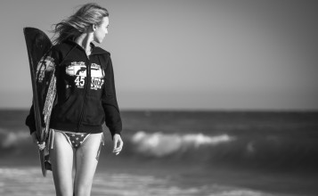 Девушка серфингистка, черно-белое