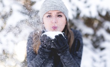 Девушка со снегом в руках