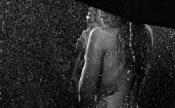 Девушка со спины под дождем