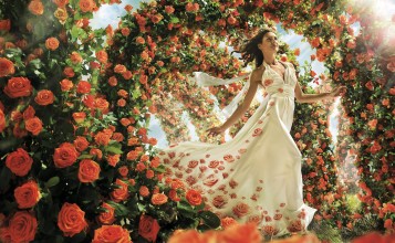 Девушка в белом платье среди роз