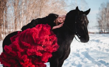 Девушка в пышной красной юбке на лошади