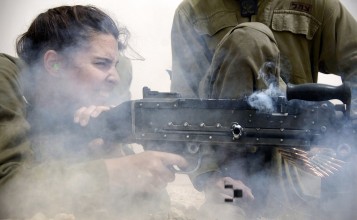 Девушка военная с пулеметом
