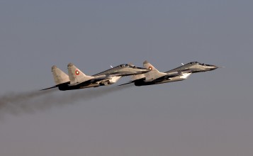 Два истребителя МиГ-29 в полете