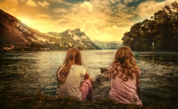 Две девочки на берегу озера
