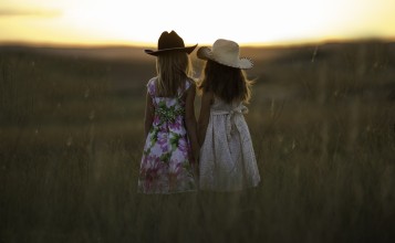 Две девочки в шляпах в поле