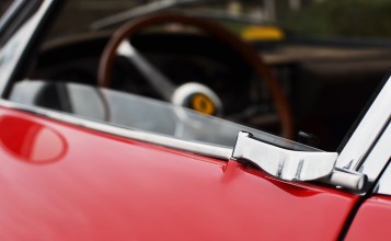 Дверца красной Ferrari Daytona 365GTB