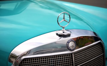 Эмблема Mercedes на капоте машины