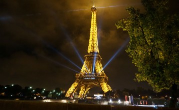 Эйфелева башня с ночной подсветкой