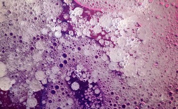 Фиолетовые пузыри в воде