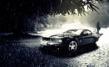 Форд Мустанг под дождем