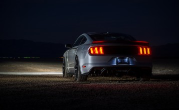 Ford Mustang RTR ночью, вид сзади