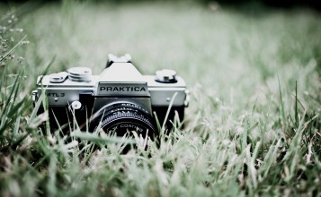 Фотоаппарат Praktica в траве