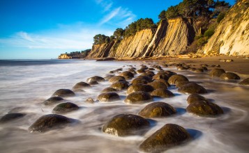 Гладкие камни на берегу океана