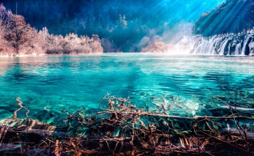 Голубая вода в озере