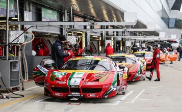 Гоночные машины Ferrari в боксах