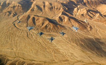 Группа Jet Fighter над пустыней