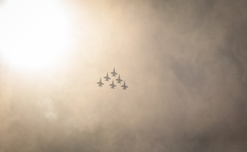 Группа военных самолетов в облачном небе