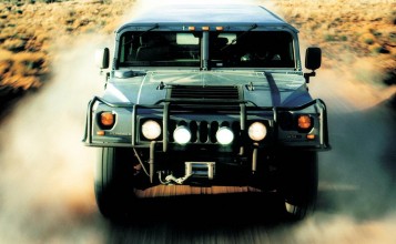 Hummer H1 несется по пустыне в пыли
