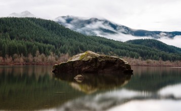 Камень в озере, лес, горы