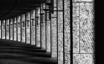 Каменные колонны, черно-белое