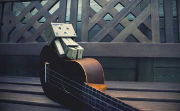Картонный робот на гитаре