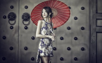 Китаянка с зонтиком