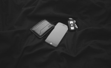 Ключи от BMW, кошелек и iPhone