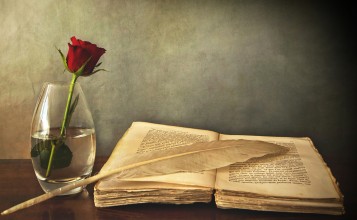 Книга, перо и роза в стакане