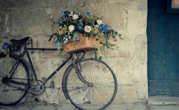Коробка с цветами на велосипеде