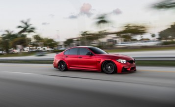 Красная BMW M3 на скорости