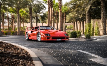 Красная Ferrari F40, вид спереди