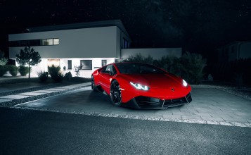 Красная Lamborghini Huracan ночью возле дома