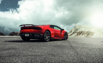 Красная Lamborghini Huracan сзади