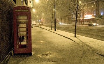 Красная телефонная будка зимой
