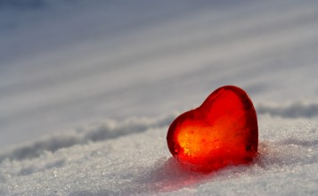 Красное сердце на снегу