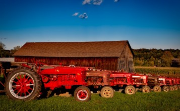 Красные тракторы на ферме