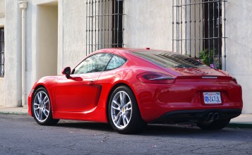 Красный Porsche Cayman S