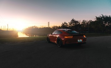 Красный Porsche GT3 RS на фоне заката