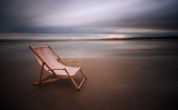 Кресло на пляже на закате