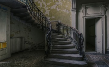 Лестница в старом заброшенном доме