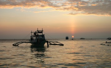 Лодка в море на закате