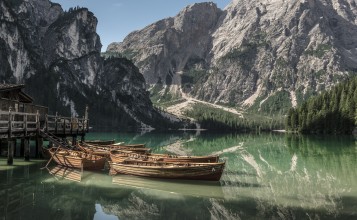 Лодки в чистом горном озере