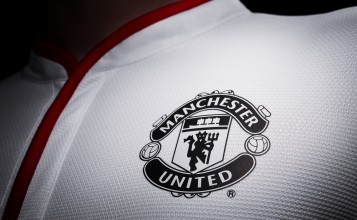Логотип на футболке Манчестер Юнайтед