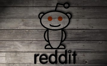 Логотип Reddit на деревянно фоне