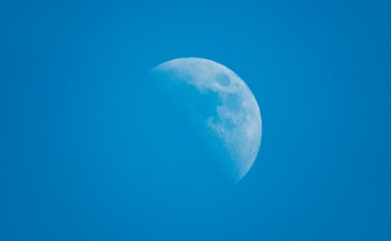 Луна в синем небе