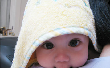 Малыш с полотенцем на голове